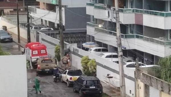 MULHER PULA DE 3º ANDAR DE PRÉDIO EM ILHÉUS PARA ESCAPAR DE AGRESSÕES; PM É ACUSADO