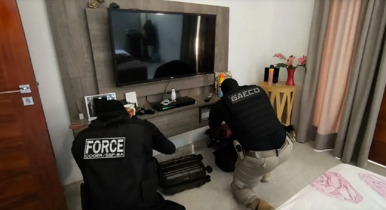 OPERAÇÃO REALIZA BUSCA E APREENSÃO EM CASA DE TENENTE DA PM EM VITÓRIA DA CONQUISTA OPERAÇÃO REALIZA BUSCA E APREENSÃO EM CASA DE TENENTE DA PM EM VITÓRIA DA CONQUISTA