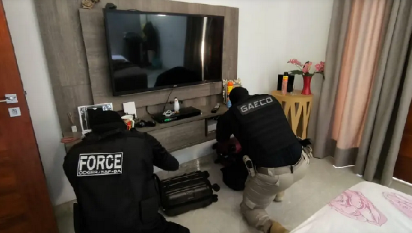 OPERAÇÃO REALIZA BUSCA E APREENSÃO EM CASA DE TENENTE DA PM EM VITÓRIA DA CONQUISTA