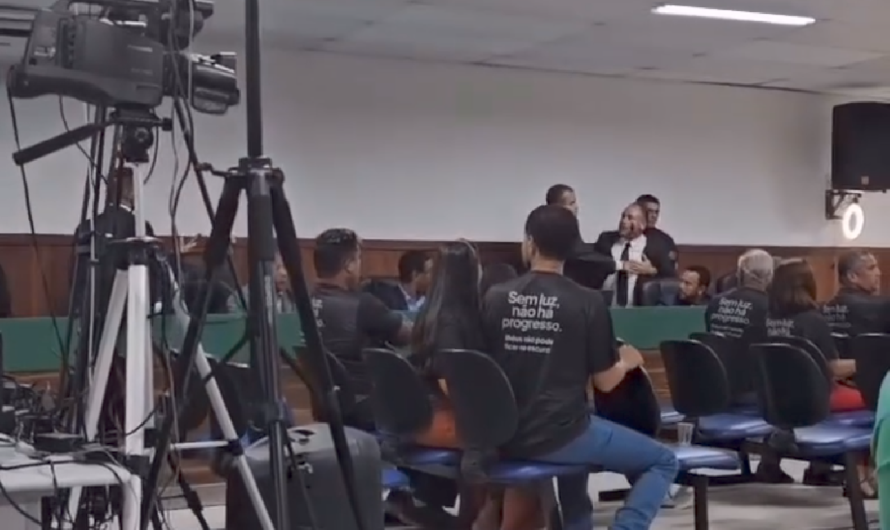 MAIS UMA CONFUSÃO NA CÂMARA DE ILHÉUS ENVOLVE O VEREADOR TANDICK RESENDE MAIS UMA CONFUSÃO NA CÂMARA DE ILHÉUS ENVOLVE O VEREADOR TANDICK RESENDE