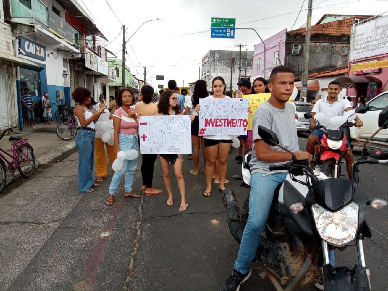CANAVIEIRAS: ESTUDANTES UNIVERSITÁRIOS REALIZAM NOVO PROTESTO POR MELHORES CONDIÇÕES DE TRANSPORTE CANAVIEIRAS: ESTUDANTES UNIVERSITÁRIOS REALIZAM NOVO PROTESTO POR MELHORES CONDIÇÕES DE TRANSPORTE