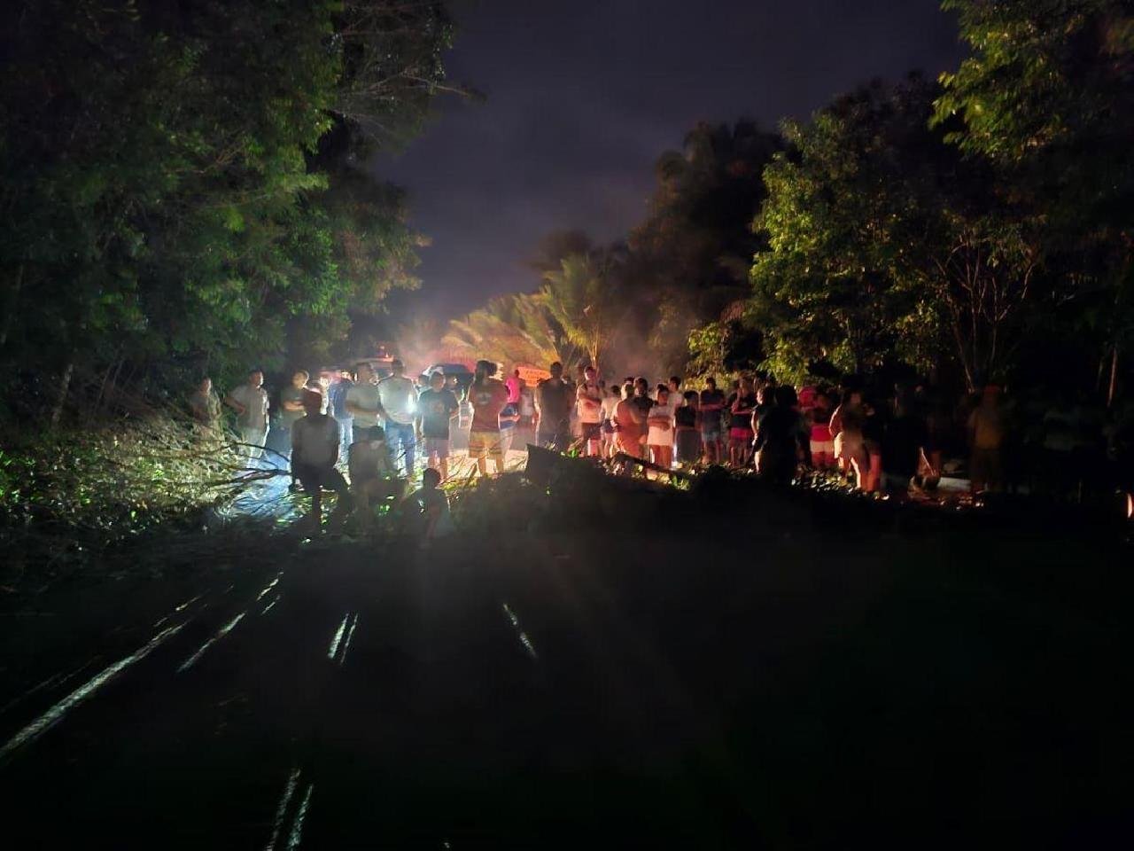 MORADORES ANUNCIAM INTERDIÇÃO PARCIAL NA RODOVIA ILHÉUS–ITACARÉ NESTE SÁBADO (11) EM PROTESTO POR MÁS CONDIÇÕES DA VIA