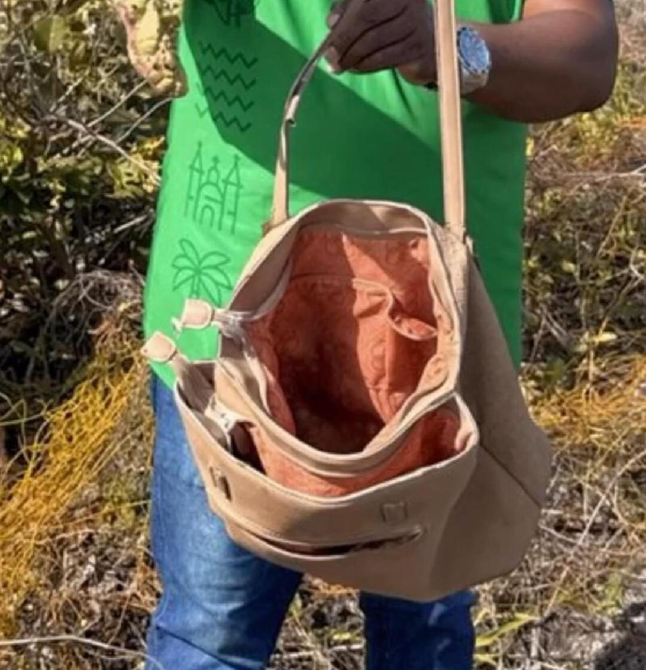 CACÁ SUSPEITA QUE BOLSAS ENCONTRADAS NA SOARES LOPES PODEM SER DE VÍTIMAS DE ROUBO NO CENTRO DA CIDADE 