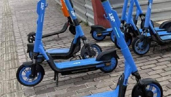 MULHER SOFRE FRATURA NO JOELHO APÓS QUEDA DE PATINETE E ESTÁ INTERNADA HÁ 4 DIAS EM ILHÉUS 