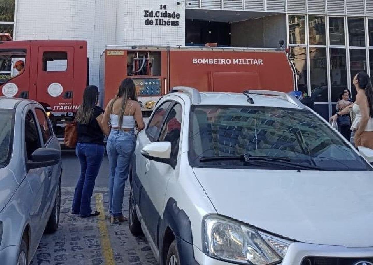 SPRAY DE PIMENTA CAUSA INTERDIÇÃO E PREJUÍZO NO EDIFÍCIO CIDADE ILHÉUS SPRAY DE PIMENTA CAUSA INTERDIÇÃO E PREJUÍZO NO EDIFÍCIO CIDADE ILHÉUS