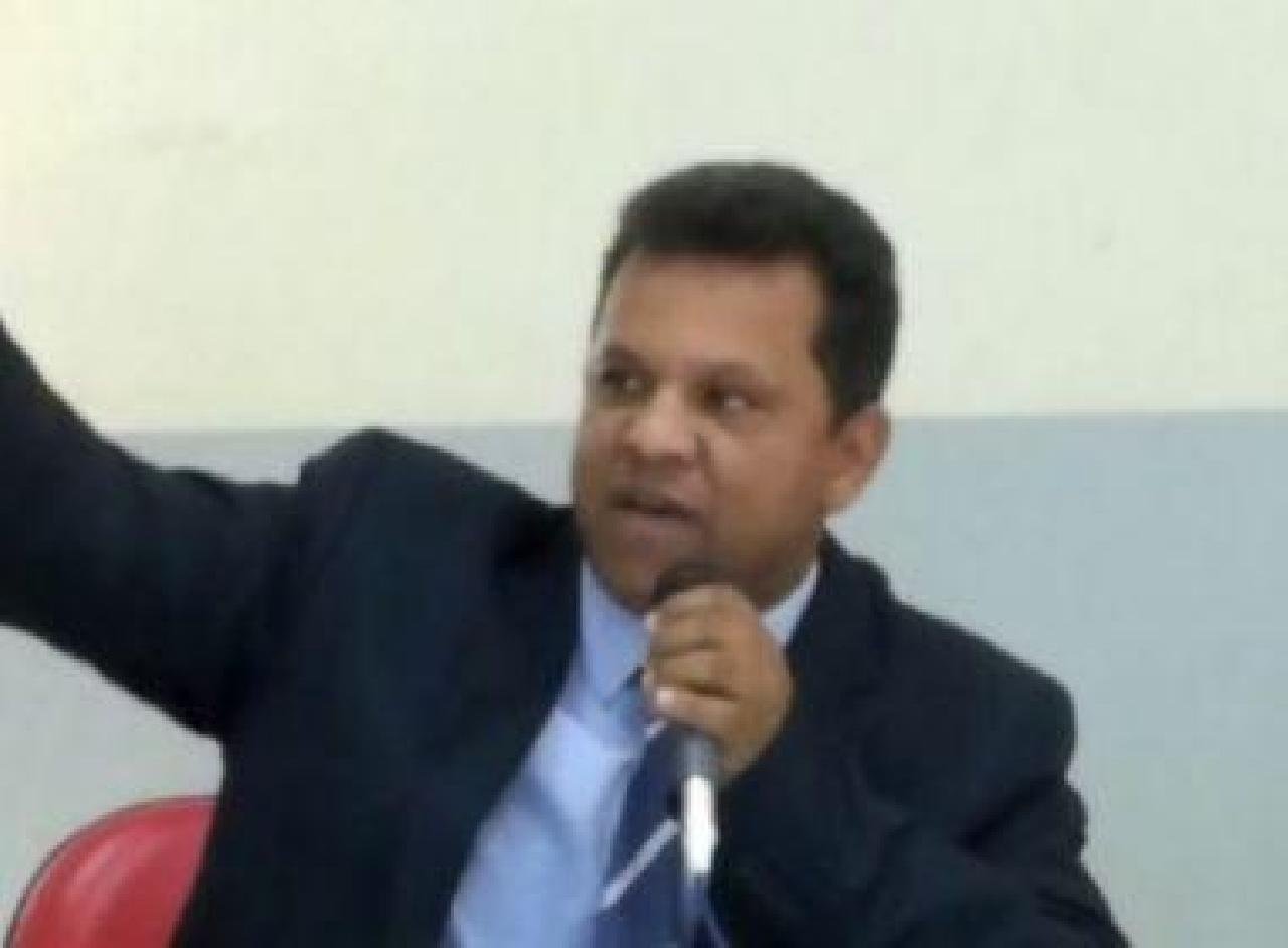 ITAMARAJU: VEREADORES PEDEM 'CPI' PARA INVESTIGAR PREFEITO E SECRETÁRIO ITAMARAJU: VEREADORES PEDEM 'CPI' PARA INVESTIGAR PREFEITO E SECRETÁRIO