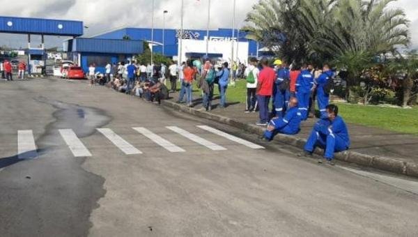 FUNCIONÁRIOS DA NESTLÉ FAZEM PROTESTO NA FRENTE DA FÁBRICA EM FEIRA DE SANTANA