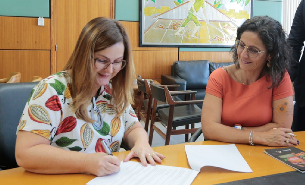 CEPLAC E AIPC ASSINAM PROTOCOLO DE INTENÇÕES PARA FORTALECER A CADEIA PRODUTIVA DO CACAU CEPLAC E AIPC ASSINAM PROTOCOLO DE INTENÇÕES PARA FORTALECER A CADEIA PRODUTIVA DO CACAU