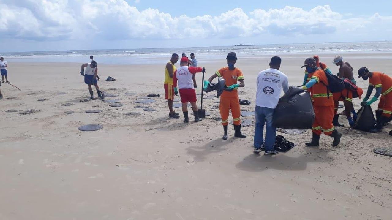 VOLUNTÁRIOS SE REÚNEM PARA LIMPEZA NAS PRAIAS ILHEENSE VOLUNTÁRIOS SE REÚNEM PARA LIMPEZA NAS PRAIAS ILHEENSE