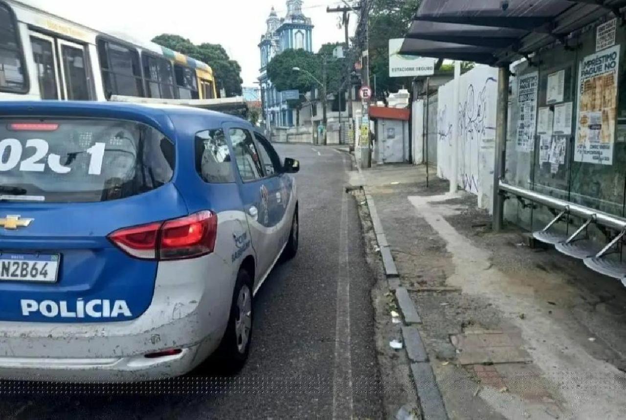 BAHIA: POLICIAIS MILITARES TENTAM VENDER METRALHADORA PARA TRAFICANTE BAHIA: POLICIAIS MILITARES TENTAM VENDER METRALHADORA PARA TRAFICANTE