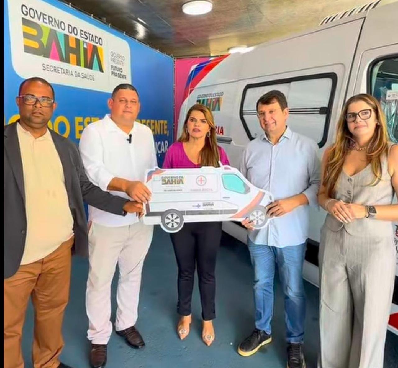 ENTREGA DE AMBULÂNCIA VIRA PALANQUE: PRIMEIRA-DAMA DE ITABUNA USA ESTRUTURA PÚBLICA EM PROMOÇÃO PESSOAL PRÉ-ELEITORAL 