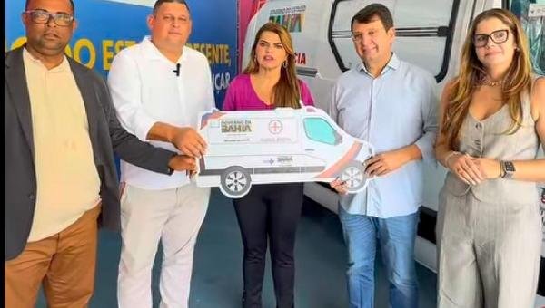 ENTREGA DE AMBULÂNCIA VIRA PALANQUE: PRIMEIRA-DAMA DE ITABUNA USA ESTRUTURA PÚBLICA EM PROMOÇÃO PESSOAL PRÉ-ELEITORAL 