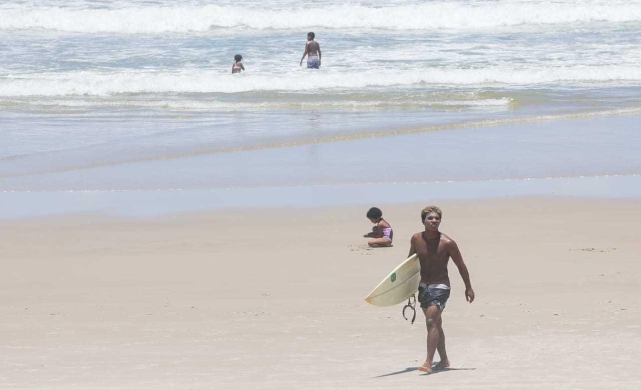 PRAIAS SÃO MONITORADAS PARA CONCIENTIZAR BANHISTA SOBRE O RISCO DE AGLOMERAÇÕES PRAIAS SÃO MONITORADAS PARA CONCIENTIZAR BANHISTA SOBRE O RISCO DE AGLOMERAÇÕES