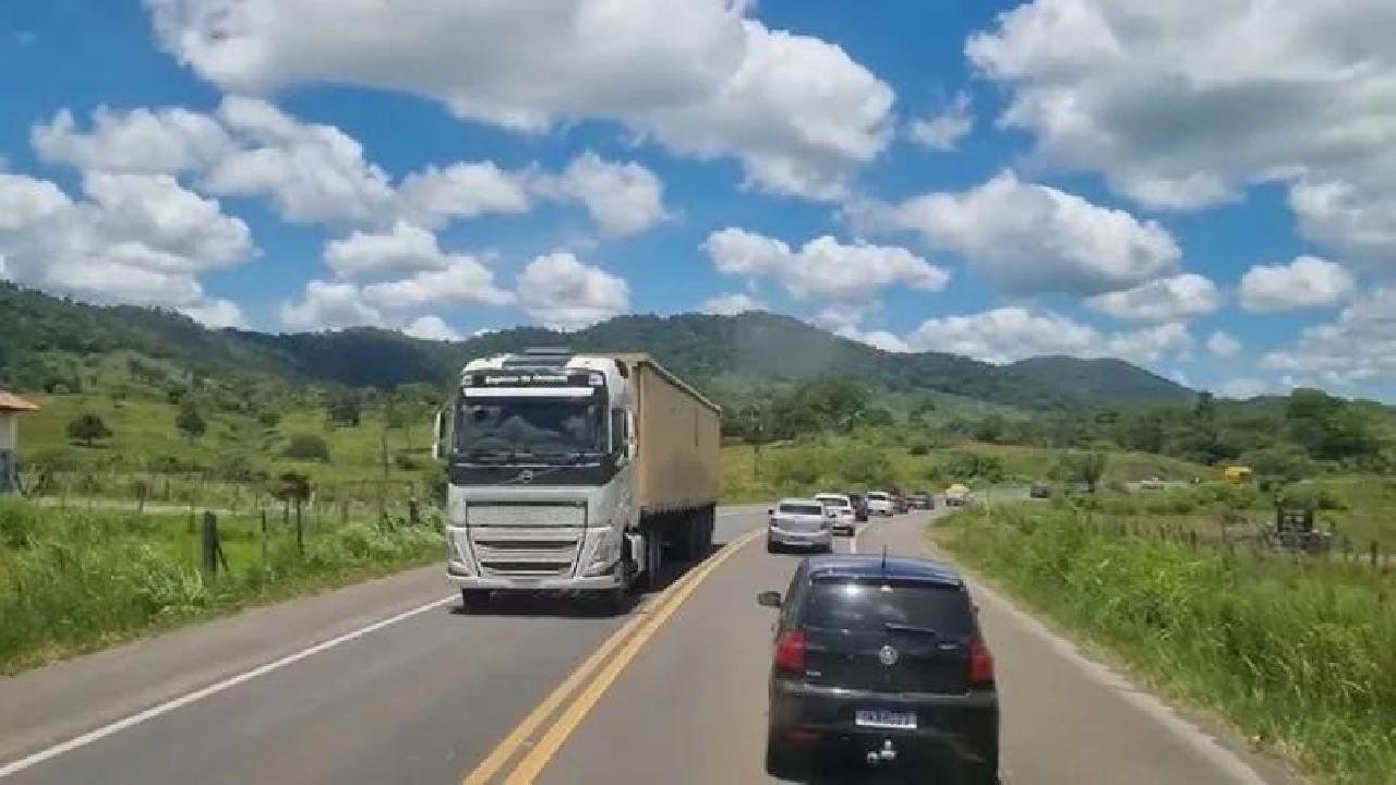 DNIT LICITA SERVIÇOS DE MANUTENÇÃO COM TAPA-BURACOS, RECUPERAÇÃO DO ASFALTO E SINALIZAÇÃO NA BR-101 EM BUERAREMA, SÃO JOSÉ DA VITÓRIA E MASCOTE