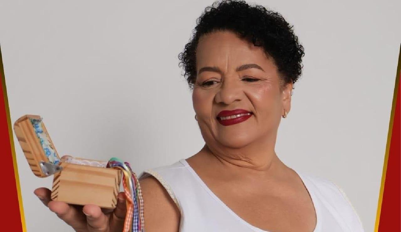 NARRADORA DE ILHÉUS RECEBE PRÊMIO CONSIDERADO O "OSCAR DOS CONTADORES DE HISTÓRIAS DO BRASIL"