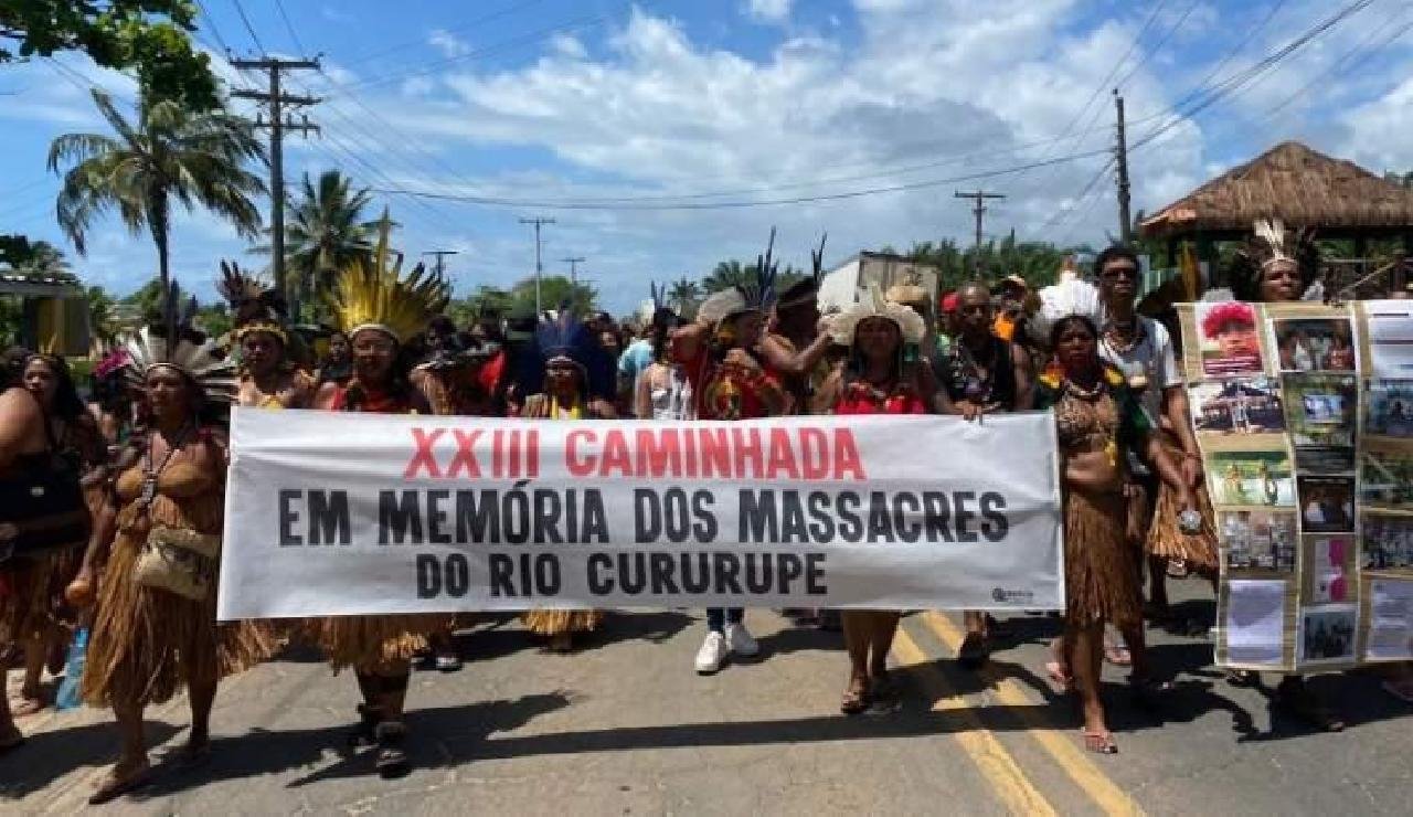ILHÉUS: MILHARES DE INDÍGENAS CELEBRAM XXIII CAMINHADA TUPINAMBÁ E COMEMORAM DERRUBADA DO MARCO TEMPORAL PELO STF ILHÉUS: MILHARES DE INDÍGENAS CELEBRAM XXIII CAMINHADA TUPINAMBÁ E COMEMORAM DERRUBADA DO MARCO TEMPORAL PELO STF