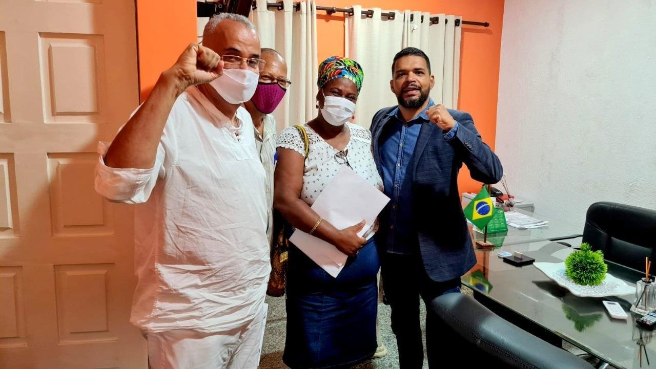 MOVIMENTO CULTURAL DE POVOS DE TERREIROS DE ILHÉUS É RECEBIDO PELO PRESIDENTE DA CÂMARA DE VEREADORES DE ILHÉUS MOVIMENTO CULTURAL DE POVOS DE TERREIROS DE ILHÉUS É RECEBIDO PELO PRESIDENTE DA CÂMARA DE VEREADORES DE ILHÉUS