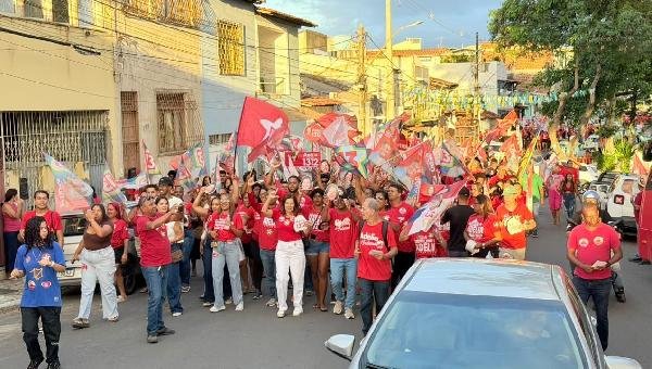 TARDEZINHA DE JERO E LULA REÚNE MILITÂNCIA E POPULAÇÃO EM CAMINHADA PELO BAIRRO DA CONQUISTA, EM ILHÉUS