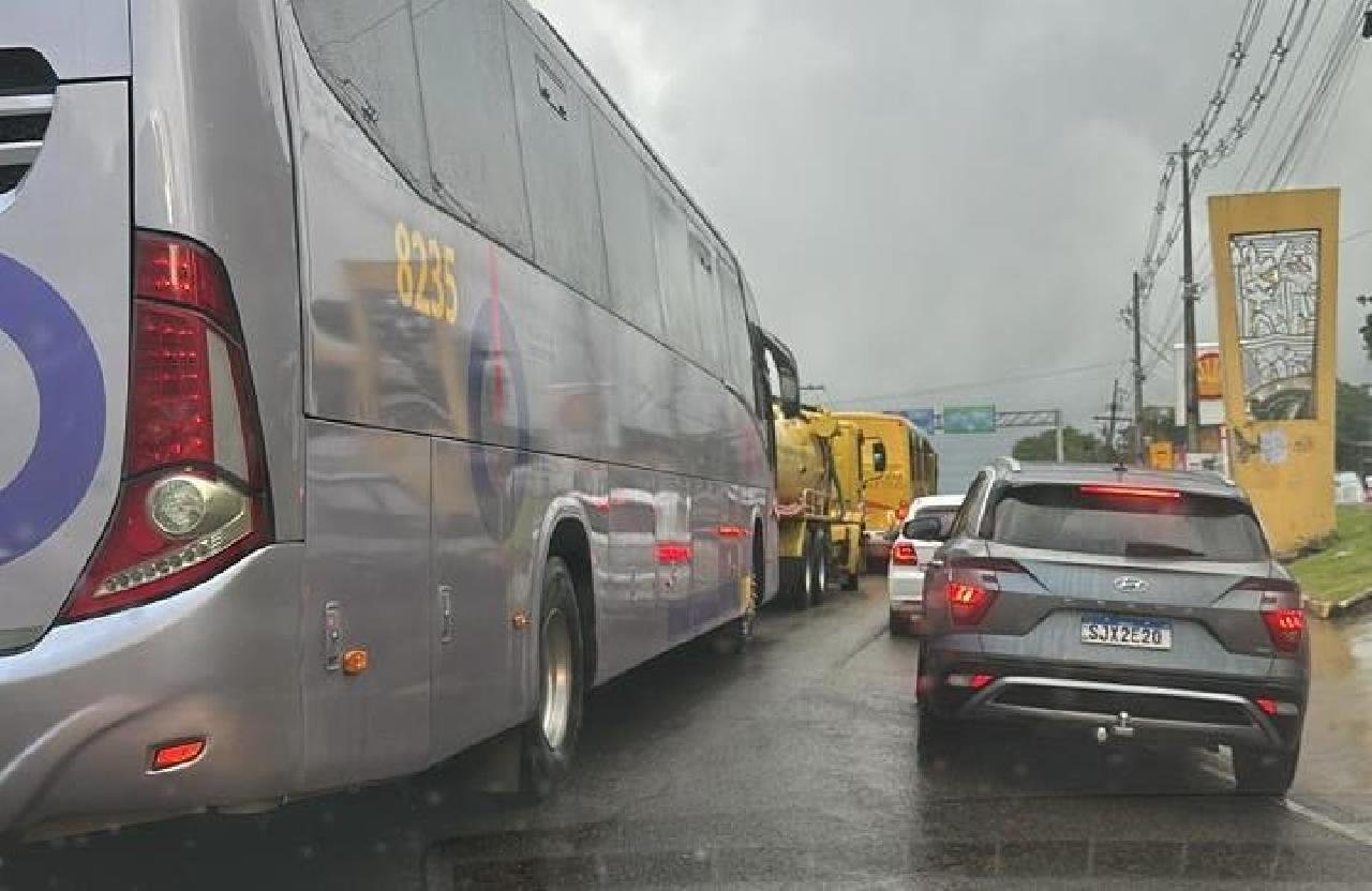 QUEDA DE ÁRVORE NA BR-415 CAUSA CAOS NO TRÂNSITO DE ILHÉUS NESTA SEGUNDA-FEIRA (03) QUEDA DE ÁRVORE NA BR-415 CAUSA CAOS NO TRÂNSITO DE ILHÉUS NESTA SEGUNDA-FEIRA (03)