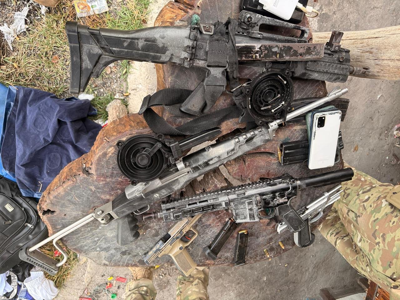 FUZIS, PISTOLAS, SUBMETRALHADORA E GRANADA SÃO APREENDIDOS COM TRAFICANTES ASSOCIADOS A FACÇÃO CARIOCA, EM CARAÍVA