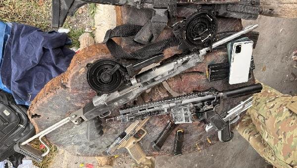 FUZIS, PISTOLAS, SUBMETRALHADORA E GRANADA SÃO APREENDIDOS COM TRAFICANTES ASSOCIADOS A FACÇÃO CARIOCA, EM CARAÍVA