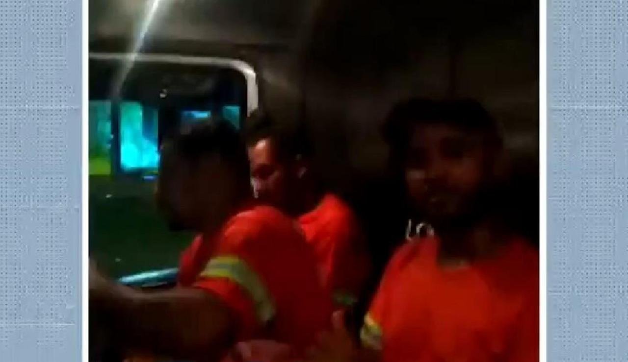 ILHÉUS: GARIS DEVOLVEM CARTEIRA COM DINHEIRO À TURISTA MINEIRO ILHÉUS: GARIS DEVOLVEM CARTEIRA COM DINHEIRO À TURISTA MINEIRO
