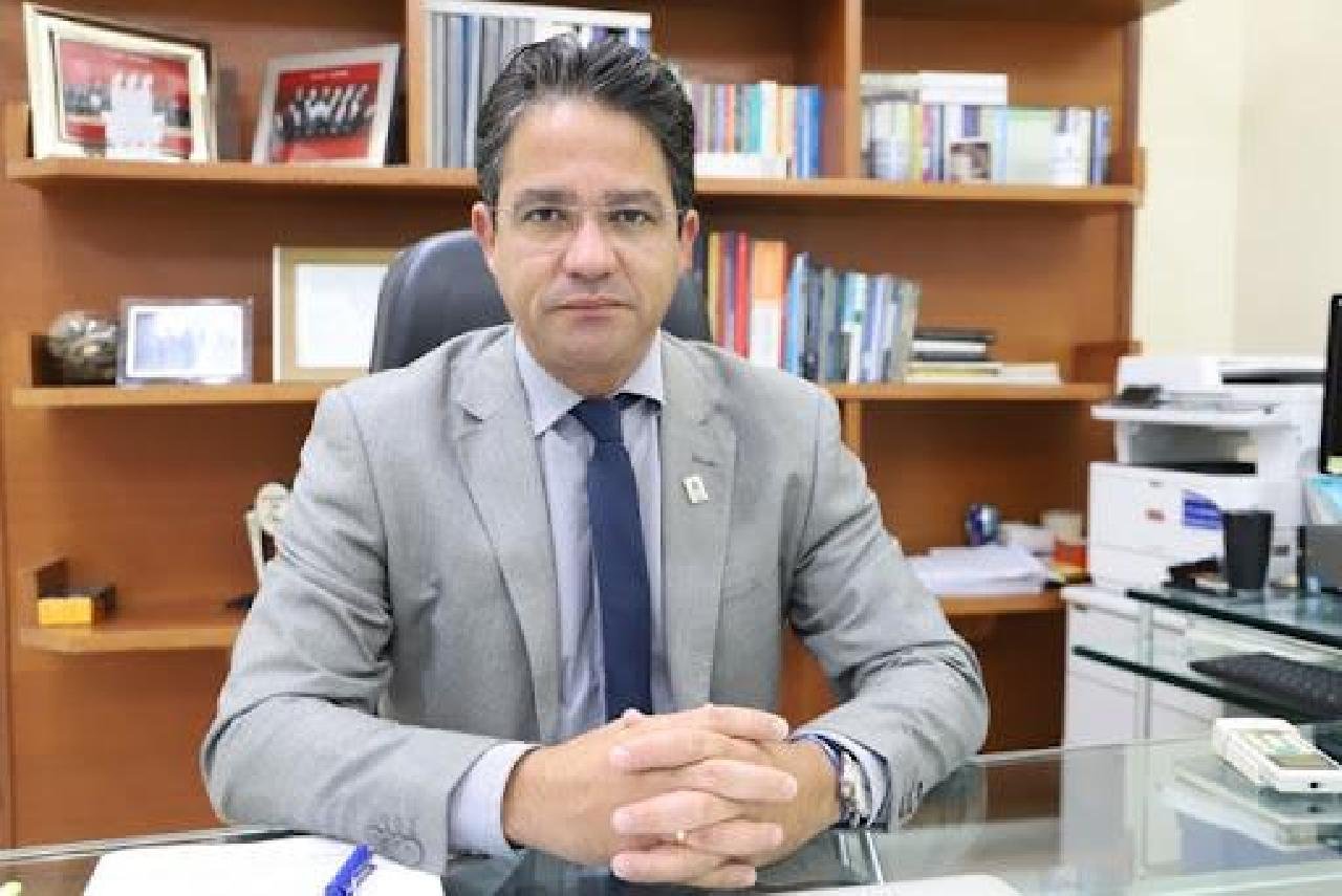 REITOR DA UESC SAÚDA PROFESSORES E LAMENTA CORTE NO ORÇAMENTO REITOR DA UESC SAÚDA PROFESSORES E LAMENTA CORTE NO ORÇAMENTO