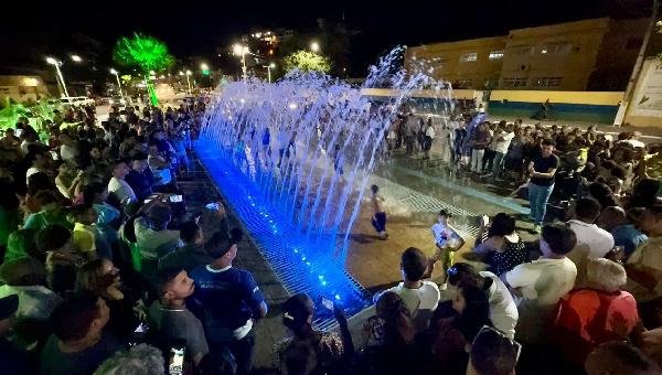 PRAÇA MISAEL TAVARES É INAUGURADA COM DESTAQUE PARA TÚNEL DE ÁGUA LUMINOSA