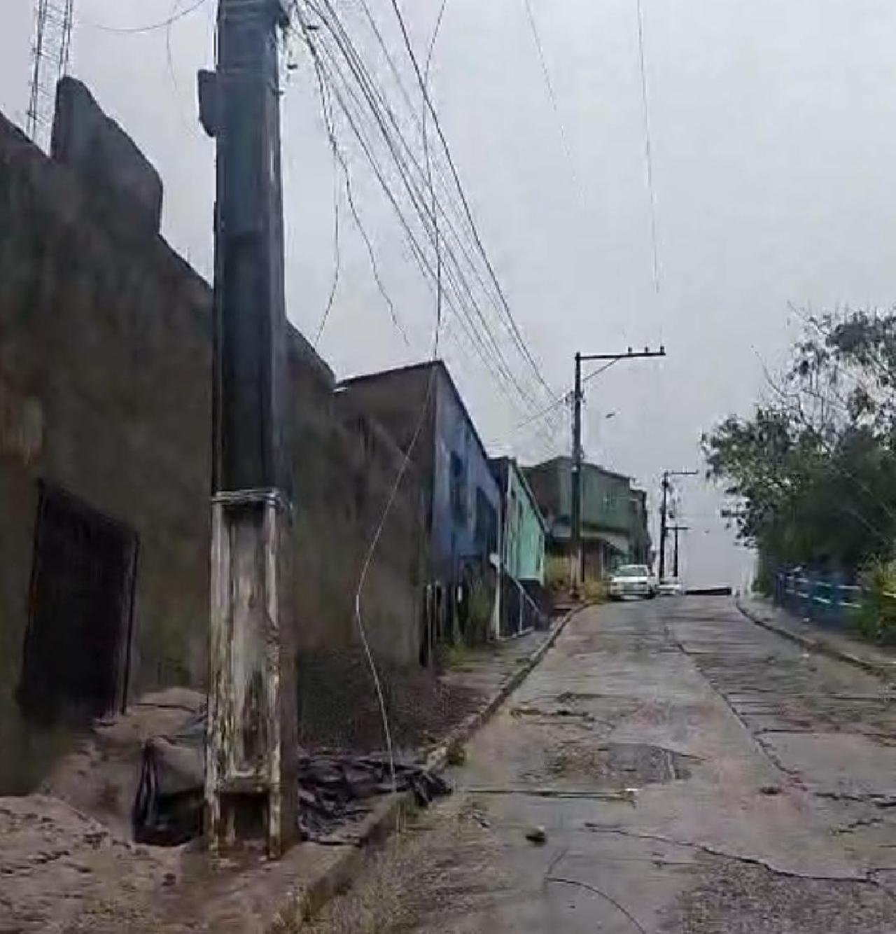 MORADOR RECLAMA DE FALTA DE ENERGIA E FIO DE ALTA TENSÃO EXPOSTO NO ALTO DO AMPARO