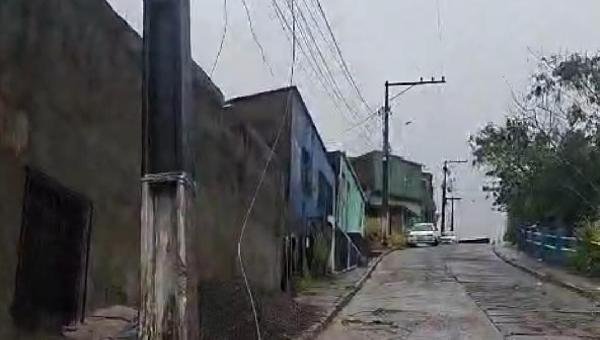 MORADOR RECLAMA DE FALTA DE ENERGIA E FIO DE ALTA TENSÃO EXPOSTO NO ALTO DO AMPARO