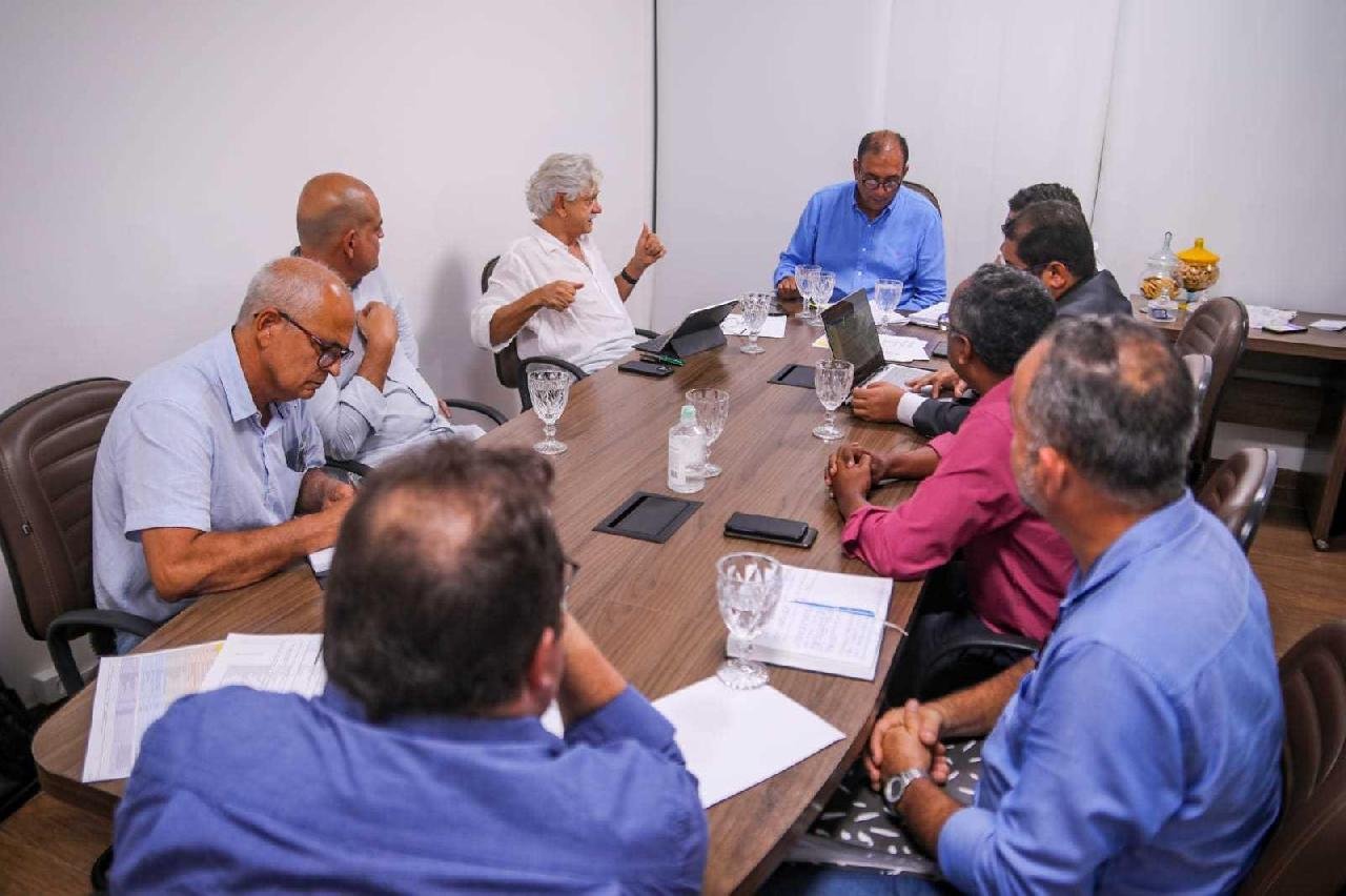 ILHÉUS: MÁRIO ALEXANDRE SE REÚNE COM EMPRESAS DE ÔNIBUS E EXIGE MELHORIA DOS SERVIÇOS ILHÉUS: MÁRIO ALEXANDRE SE REÚNE COM EMPRESAS DE ÔNIBUS E EXIGE MELHORIA DOS SERVIÇOS