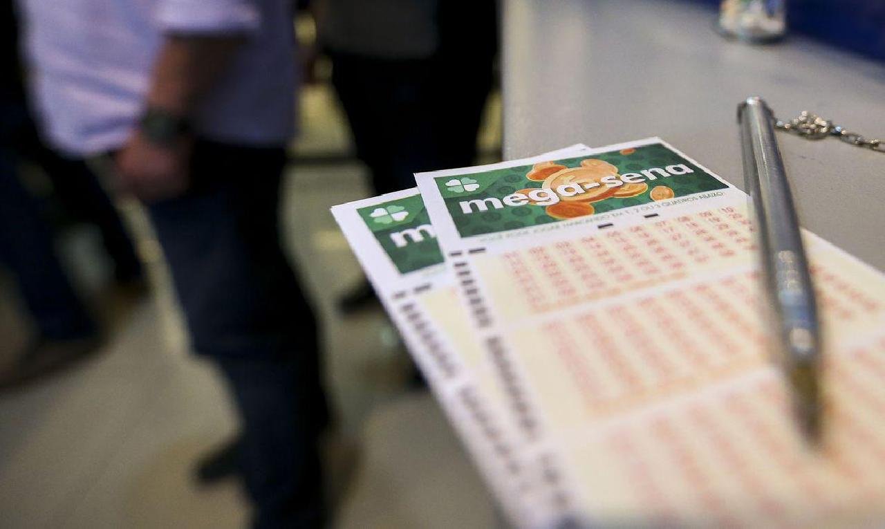 DUAS APOSTAS ACERTAM A MEGA-SENA; PRÊMIO É DE R$ 27,8 MILHÕES DUAS APOSTAS ACERTAM A MEGA-SENA; PRÊMIO É DE R$ 27,8 MILHÕES