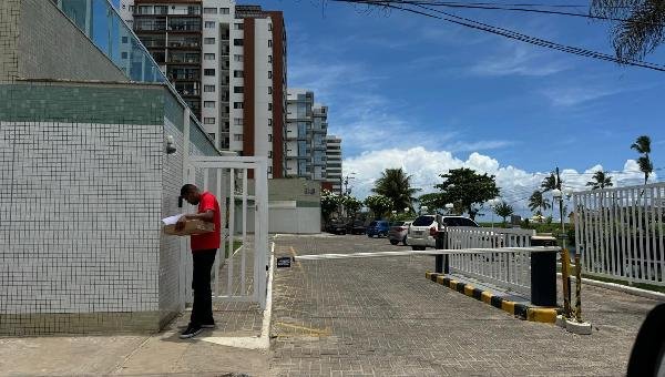 CONDOMÍNIO RESIDENCIAL SOLARES EM ILHÉUS TOMA PARTE DA AVENIDA TANCREDO NEVES PARA ESTACIONAMENTO PRIVADO