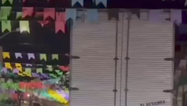 CAMINHÃO DESTRÓI PARTE DA DECORAÇÃO JUNINA NO CENTRO DE ILHÉUS