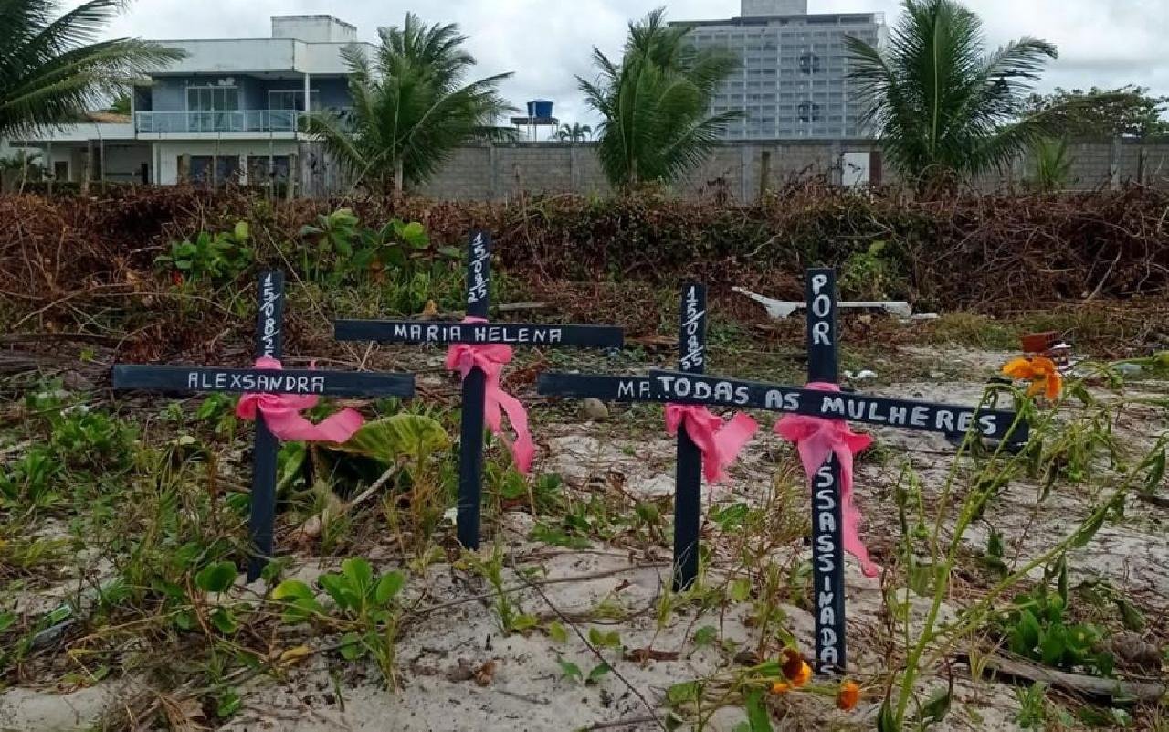 HOMENAGENS MARCAM LOCAL ONDE TRÊS MULHERES FORAM ENCONTRADAS MORTAS EM ILHÉUS HOMENAGENS MARCAM LOCAL ONDE TRÊS MULHERES FORAM ENCONTRADAS MORTAS EM ILHÉUS