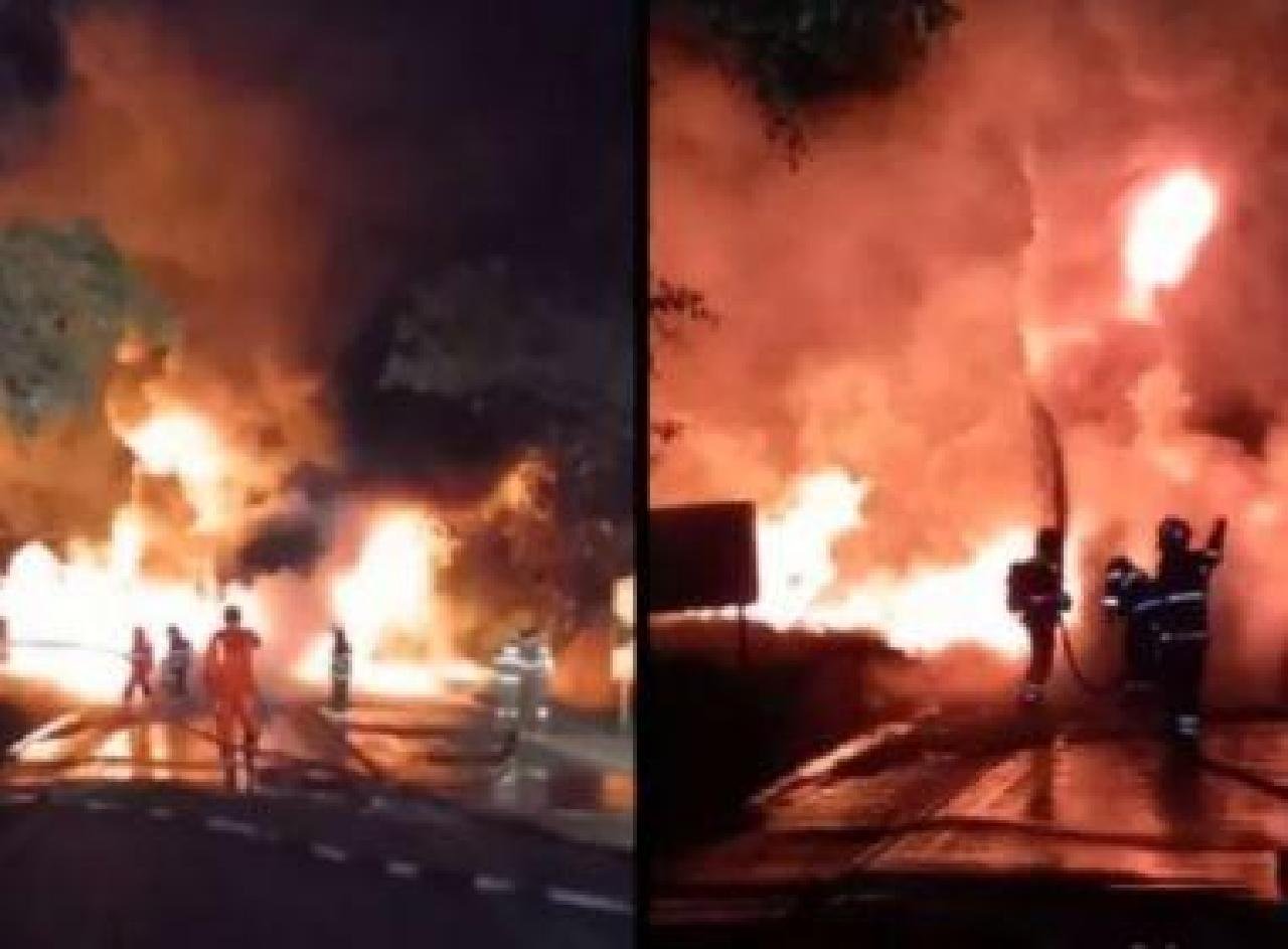 ITABUNA: BATIDA ENTRE CARRETAS FAZ VEÍCULOS PEGAREM FOGO E DEIXA BAIRROS SEM ENERGIA ITABUNA: BATIDA ENTRE CARRETAS FAZ VEÍCULOS PEGAREM FOGO E DEIXA BAIRROS SEM ENERGIA
