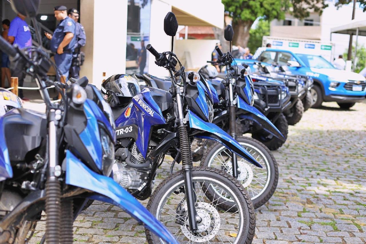 GUARDA CIVIL MUNICIPAL DE ILHÉUS RECEBE COLETES, MOTOS E NOVA VIATURA EM CERIMÔNIA DOS 45 ANOS