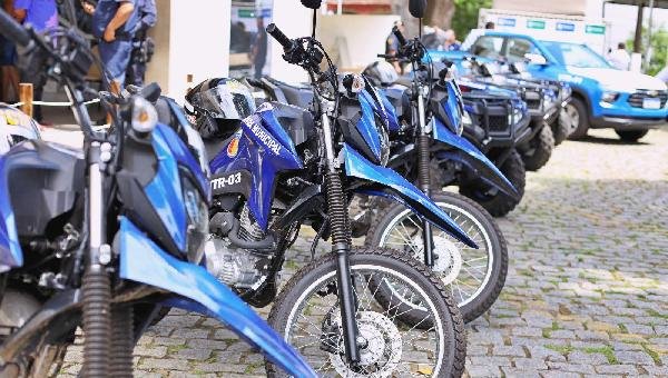 GUARDA CIVIL MUNICIPAL DE ILHÉUS RECEBE COLETES, MOTOS E NOVA VIATURA EM CERIMÔNIA DOS 45 ANOS