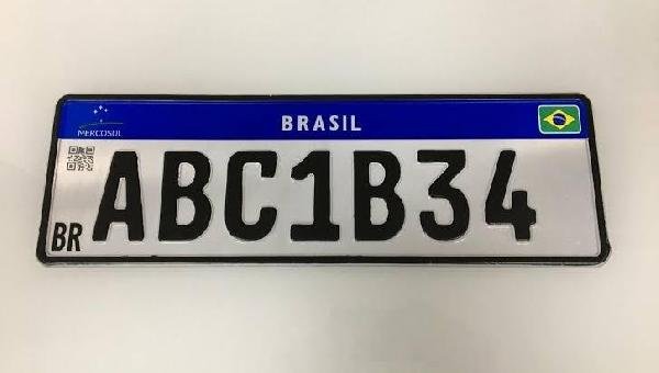 SALVADOR:  PLACAS MERCOSUL SÃO VENDIDAS AO AR LIVRE