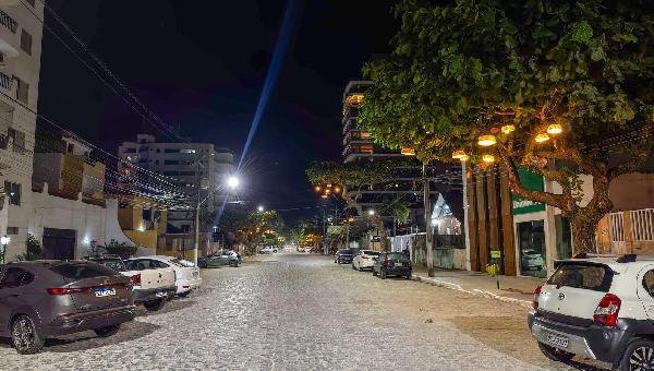 AV. VEREADOR MARCUS PAIVA RECEBE MODERNIZAÇÃO NA ILUMINAÇÃO E REASSENTAMENTO DE PARALELOS