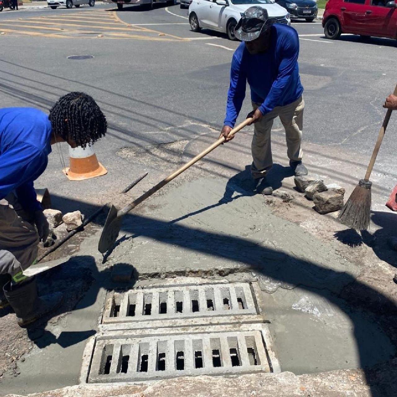 REDE PLUVIAL É DESOBSTRUÍDA PRÓXIMA À PRAÇA CAIRU, EM ILHÉUS