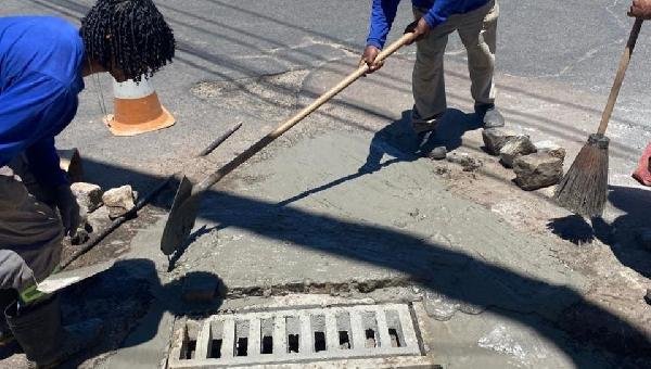 REDE PLUVIAL É DESOBSTRUÍDA PRÓXIMA À PRAÇA CAIRU, EM ILHÉUS