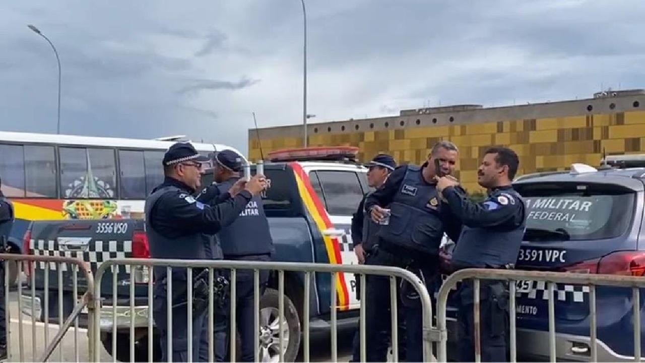 POLICIAIS DO DF SÃO FILMADOS CONVERSANDO COM INVASORES DO CONGRESSO NACIONAL POLICIAIS DO DF SÃO FILMADOS CONVERSANDO COM INVASORES DO CONGRESSO NACIONAL