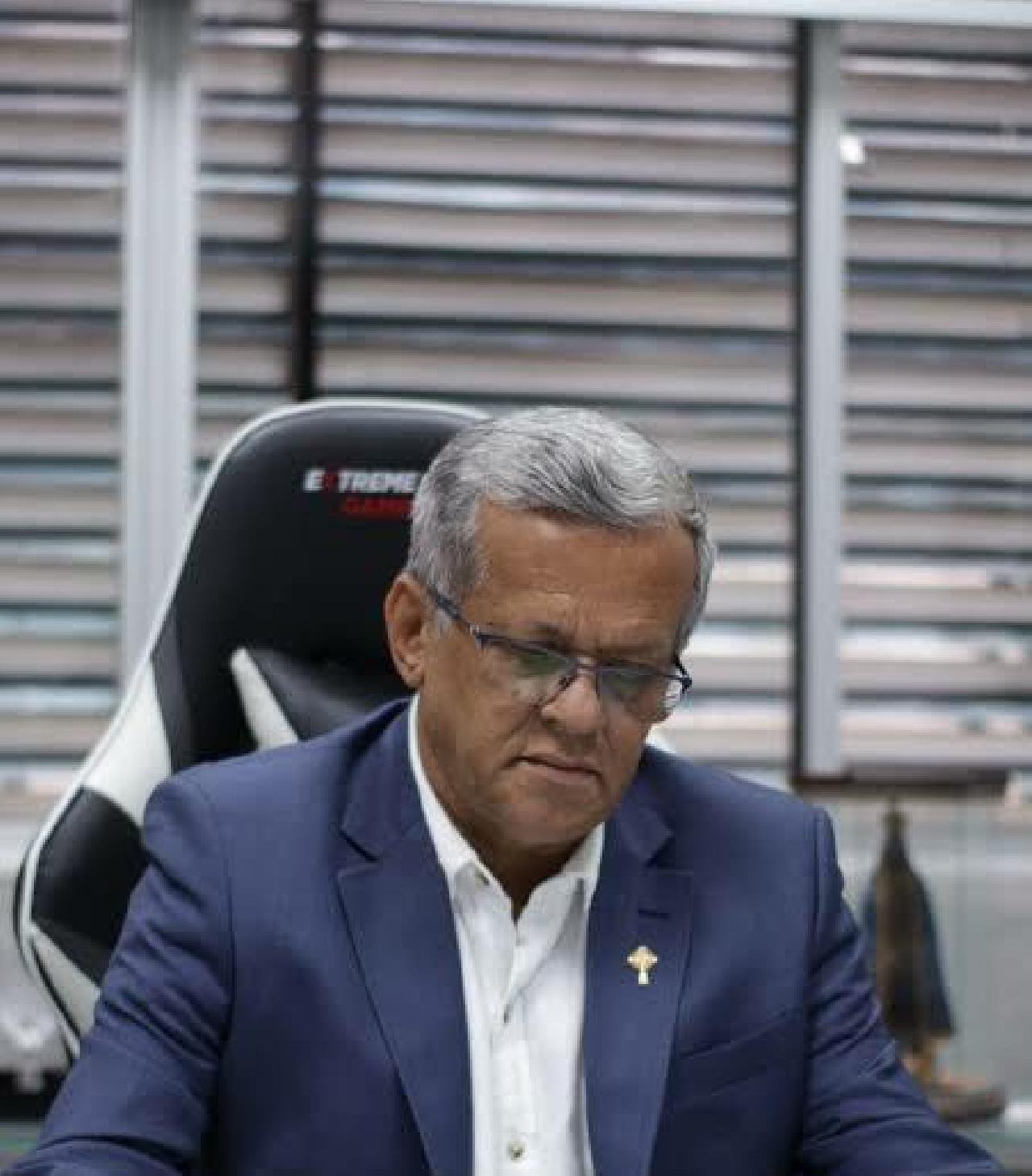 DEPUTADO RECLAMA DE RESTAURANTE NA AL-BA E PRESIDENTE IRONIZA: 'VAI FICA COM A BARRIGA TRAÇADA' DEPUTADO RECLAMA DE RESTAURANTE NA AL-BA E PRESIDENTE IRONIZA: 'VAI FICA COM A BARRIGA TRAÇADA'
