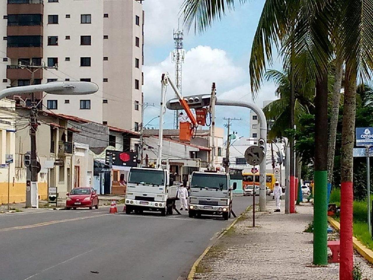 ENXAME DE ABELHAS PROVOCA ALTERAÇÃO NO TRÂNSITO NA AV LOMANTO JUNIOR NO PONTAL ENXAME DE ABELHAS PROVOCA ALTERAÇÃO NO TRÂNSITO NA AV LOMANTO JUNIOR NO PONTAL