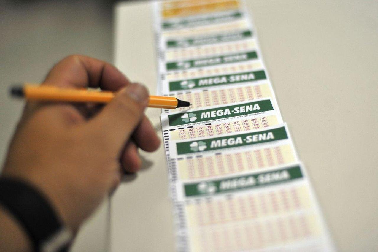 MEGA-SENA ACUMULA E DEVE PAGAR R$ 14 MILHÕES NA PRÓXIMA QUARTA-FEIRA MEGA-SENA ACUMULA E DEVE PAGAR R$ 14 MILHÕES NA PRÓXIMA QUARTA-FEIRA