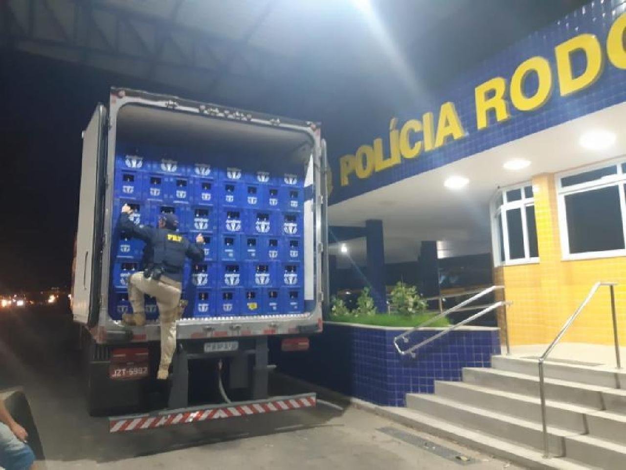 PRF PRENDE CAMINHONEIRO COM CARGA IRREGULAR DE CERVEJA EM VITÓRIA DA CONQUISTA PRF PRENDE CAMINHONEIRO COM CARGA IRREGULAR DE CERVEJA EM VITÓRIA DA CONQUISTA