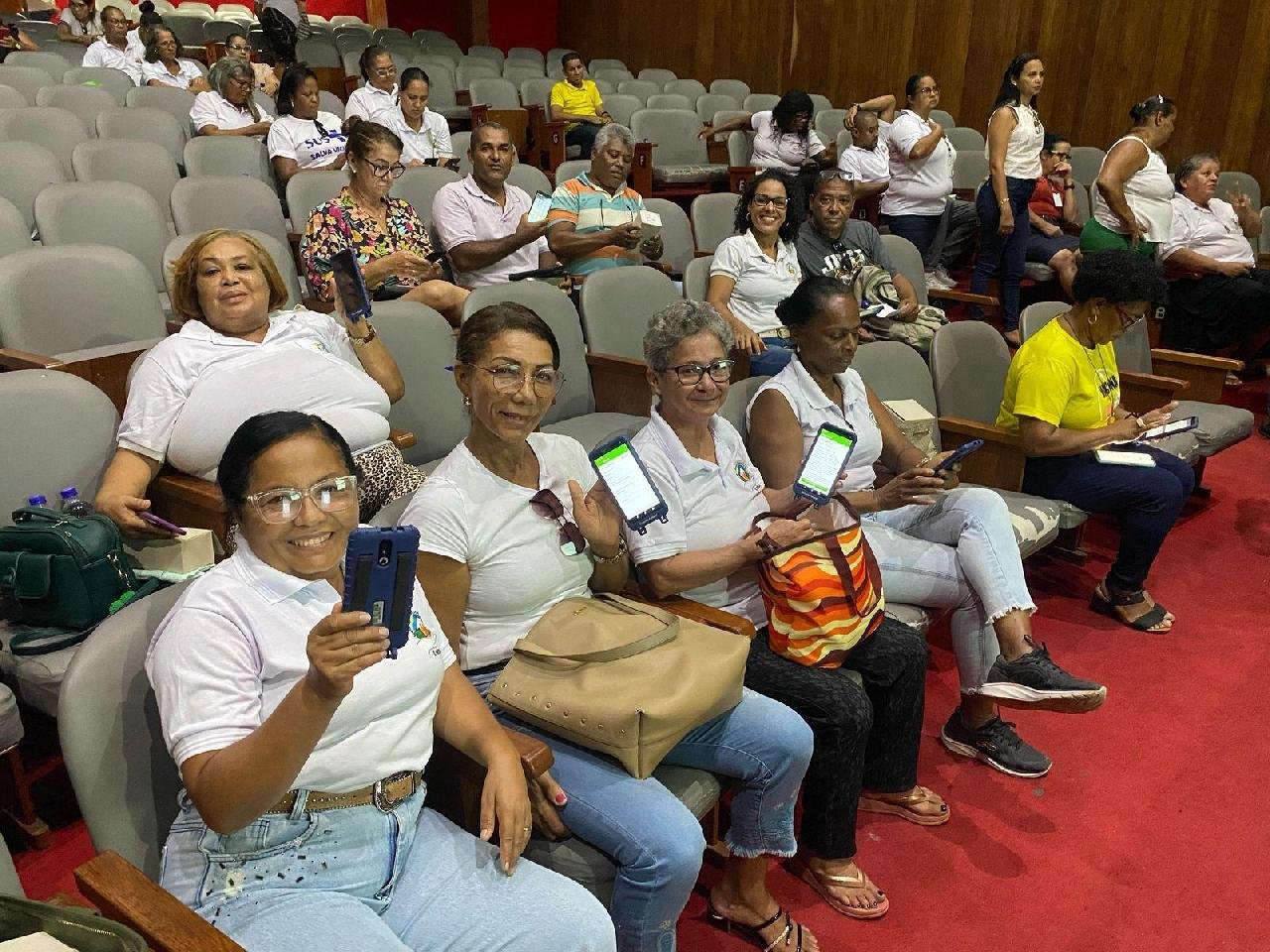 AGENTES COMUNITÁRIOS DE SAÚDE DE ILHÉUS PARTICIPAM DE TREINAMENTO E RECEBEM NOVOS TABLETS AGENTES COMUNITÁRIOS DE SAÚDE DE ILHÉUS PARTICIPAM DE TREINAMENTO E RECEBEM NOVOS TABLETS