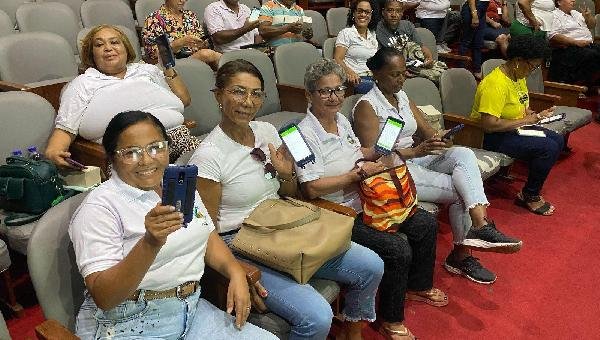AGENTES COMUNITÁRIOS DE SAÚDE DE ILHÉUS PARTICIPAM DE TREINAMENTO E RECEBEM NOVOS TABLETS 