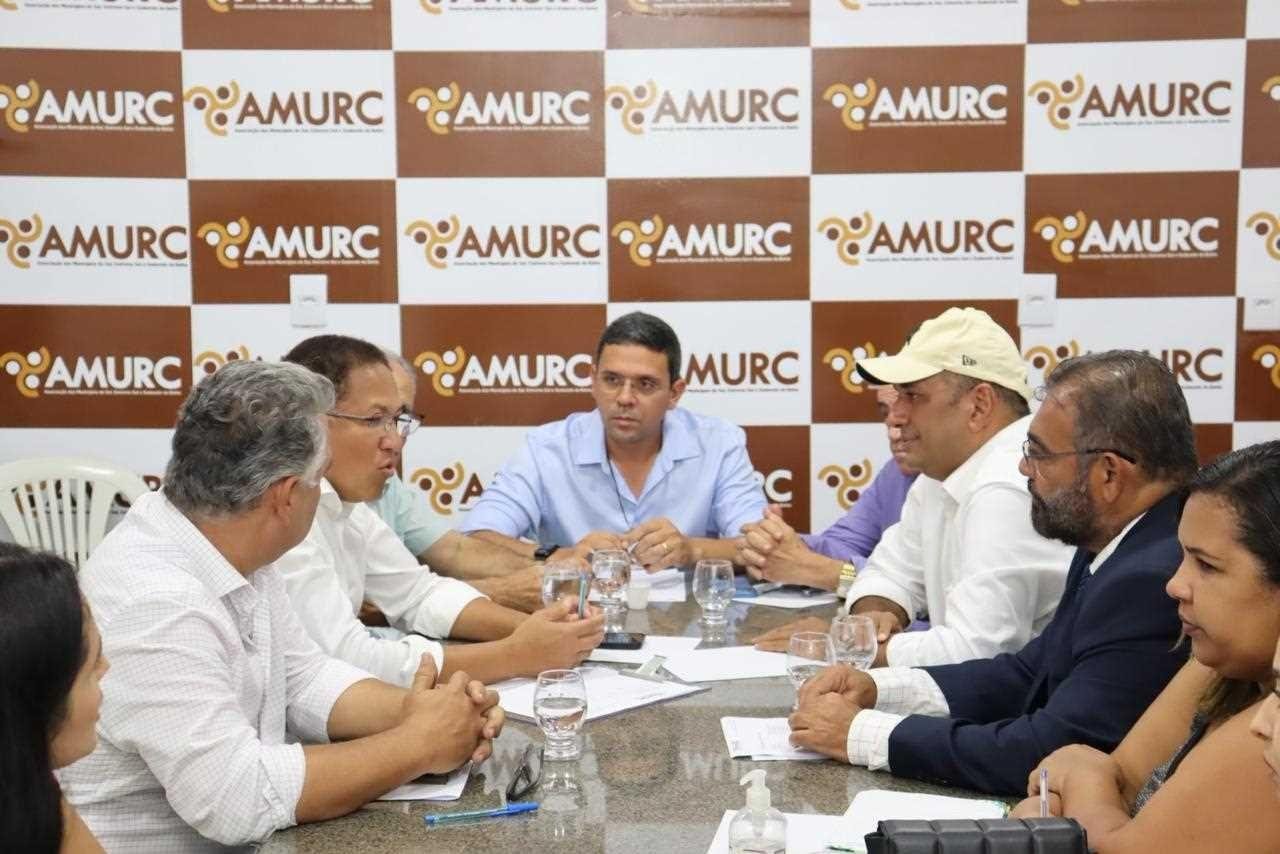 NA SEDE DA AMURC, PREFEITOS ASSINAM NOTA DE SOLIDARIEDADE EM DEFESA DA EDUCAÇÃO 